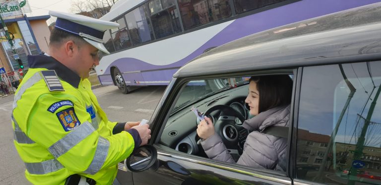 Primăvară frumoasă! De 1 Martie, șoferițele au primit mărțișoare