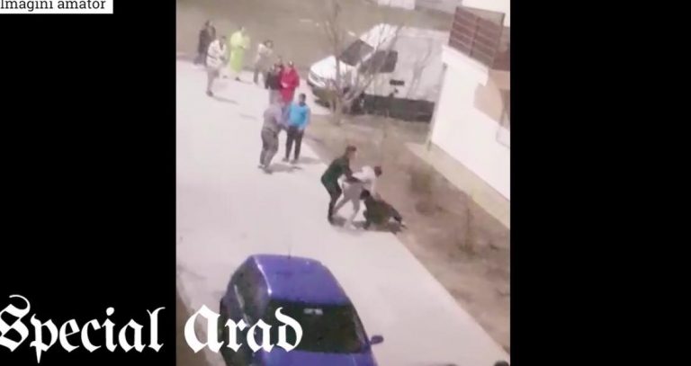 Polițist din Arad luat la pumni și picioare de romi, după ce a intervenit într-un scandal cu bâte și săbii. VIDEO