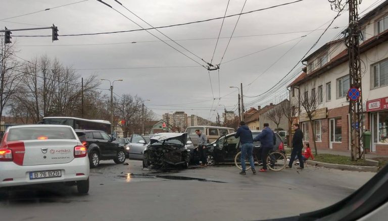 Accident violent la Timișoara! Mașini făcute praf, femeie la spital! FOTO