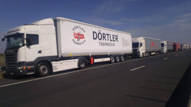 A doua zi de aglomerație la vama Nădlac II. Se așteaptă câte 100 de minute