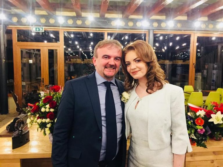 Dragostea nu ține cont de vârstă! O tânără doctorandă a Universității de Vest Timișoara a devenit soție de primar