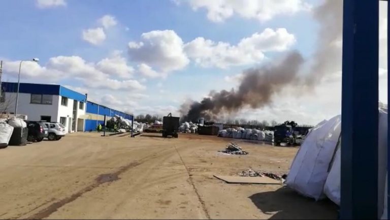 VIDEO. Incendiu la o firmă de reciclare din Timișoara! Oamenii, sfătuiți prin RO-ALERT să rămână în case
