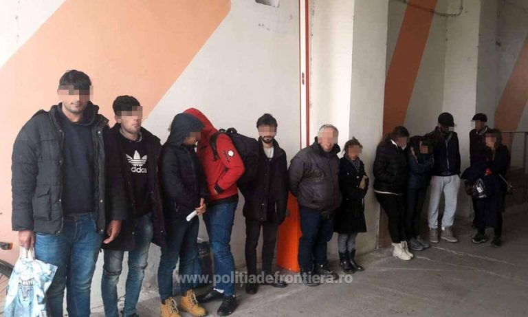 Grup de  migranți descoperit într-o autoutilitară la Nădlac. VIDEO