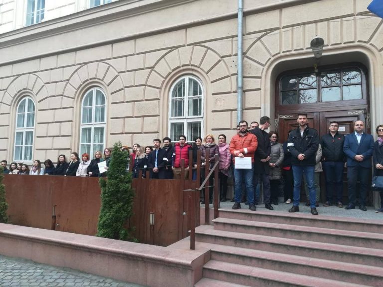 Magistrații din Timișoara continuă protestele