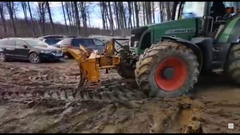 ”Ne-am distrus mașina” Parcarea unei stațiuni turistice din vestul țării, capcană pe bani! VIDEO