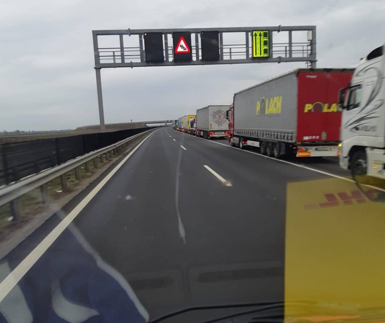 Vămile din vestul țării, congestionate la ieșirea spre Ungaria