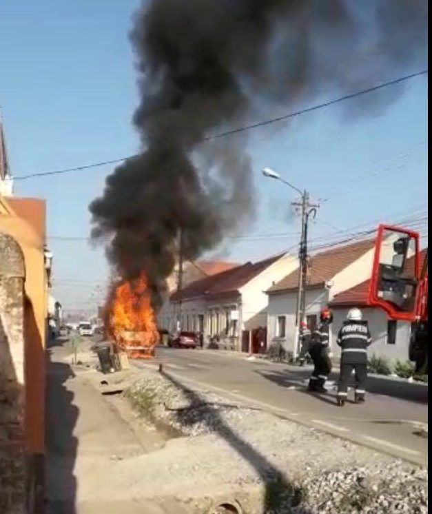 VIDEO! Flăcări uriașe au înghițit un microbuz, într-un oraș din Timiș!