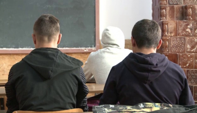 Hunedoara: Dirigintă bătută de elev pentru că nu l-a lăsat să se uite la filme erotice în clasă. ”O să o ucid”, a scris băiatul pe Facebook