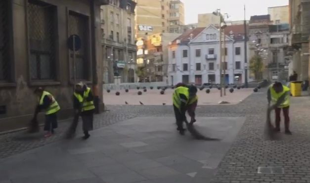 Angajații societăților Primăriei Timișoara, scoși la curățat orașul