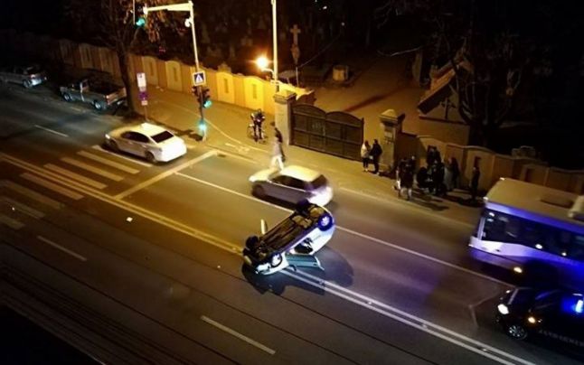 Mașină cu roțile în sus pe Calea Șagului! Un tânăr a ajuns la spital