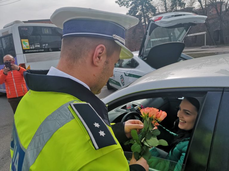 Polițiștii de la Rutieră au oferit flori șoferițelor din Timișoara, de Ziua Femeii. FOTO