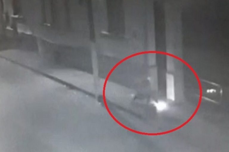 Doi romi din Timiș care au incendiat o casă în scopul intimidării proprietarilor vor sta 3 ani după gratii