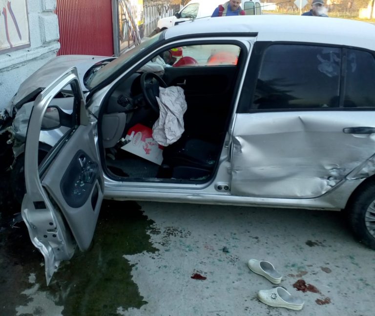 Accident grav cu 3 răniți în Timiș. O mașină s-a oprit într-o casă. FOTO