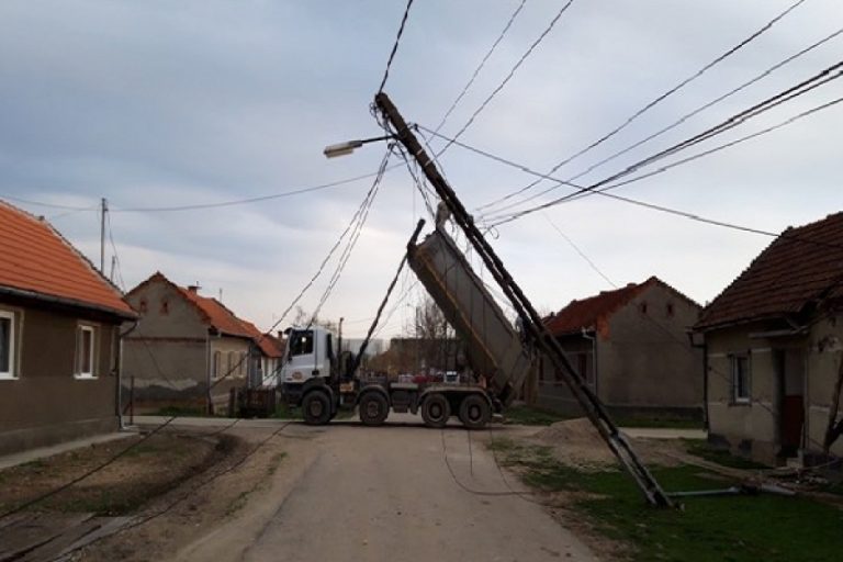 Dorel de Timiș a dărâmat mai mulți stâlpi și a lăsat localnicii fără curent, cablu TV și internet