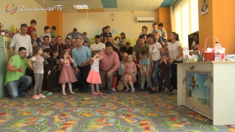 (VIDEO) Copiii de la grupa mare – Grupa Albinuțelor – de la Grădinița din Dumbrăvița au sărbătorit de 8 martie, Ziua Internațională a Femeii,  într-un mod inedit