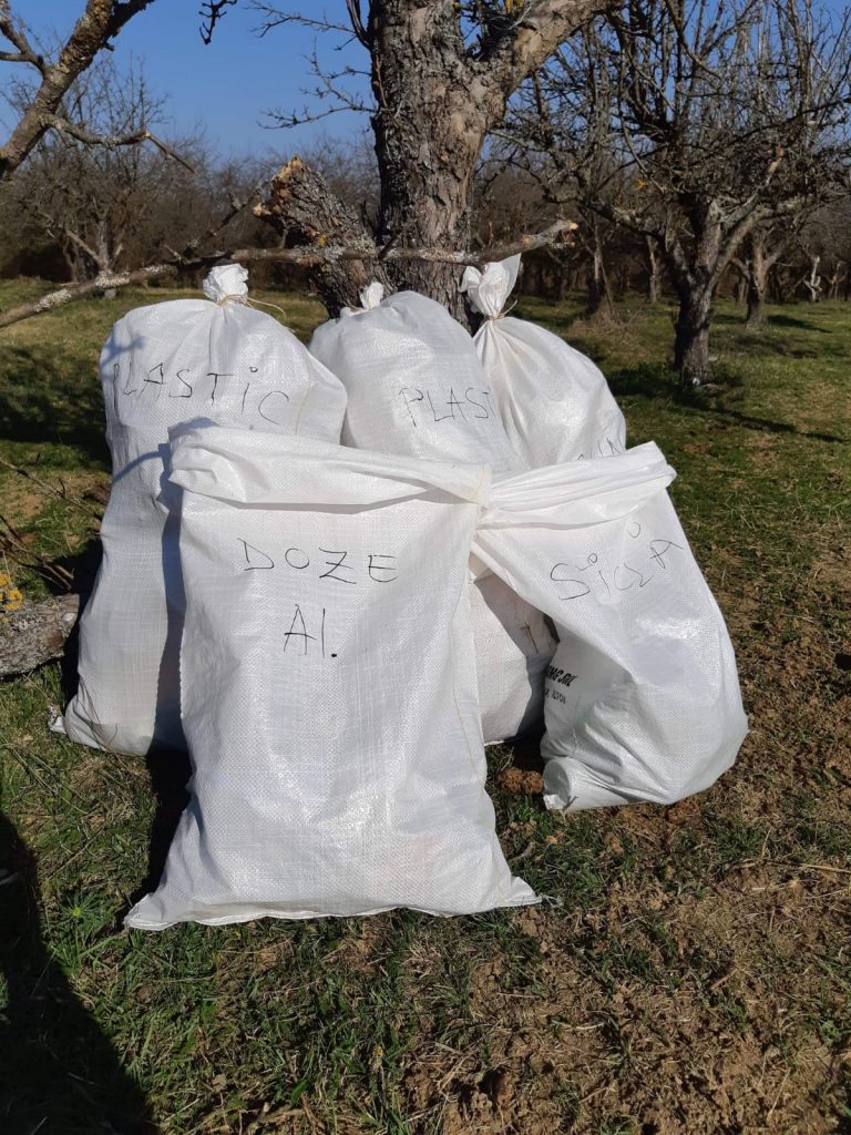 Zonă plină de gunoaie din Banat, curățată de un jandarm, în timpul liber. FOTO