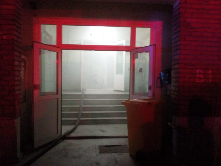 Locatari evacuați din bloc, la Timișoara! O țigară aprinsă a declanșat un incendiu. FOTO