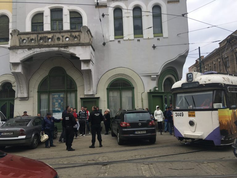 Tramvai blocat de un șofer fără bun simț în Piața Traian