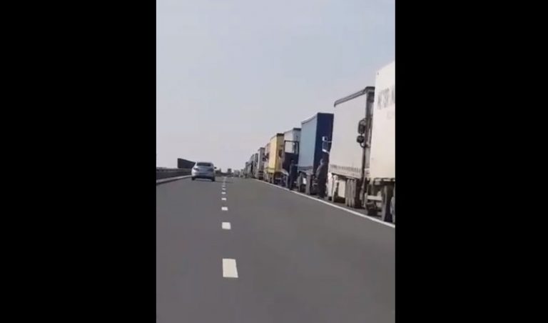 Așteptare de 5 ore la vama Nădlac II! Sistemul informatic de la unguri a cedat. VIDEO