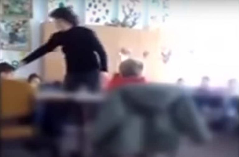 Copil de 5 ani, bătut și sechestrat de educatoare în debara, la grădiniță