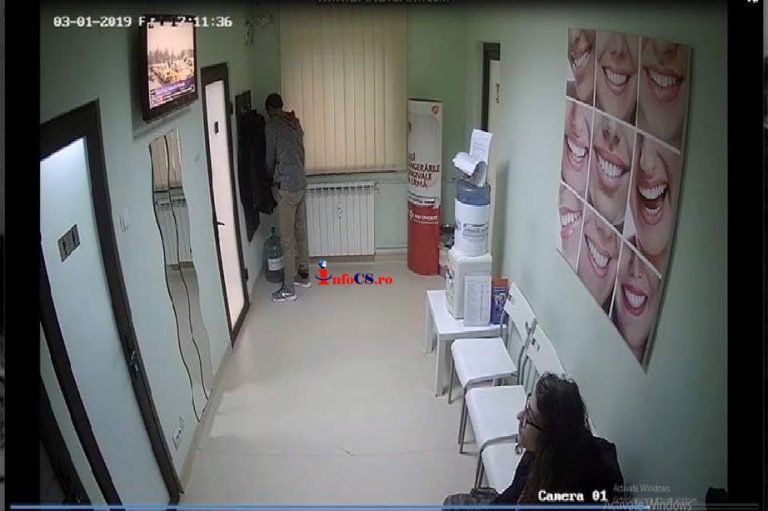 VIDEO. Hoț filmat în Banat, în timp ce buzunărește clienții unui cabinet stomatologic. Fură un portofel