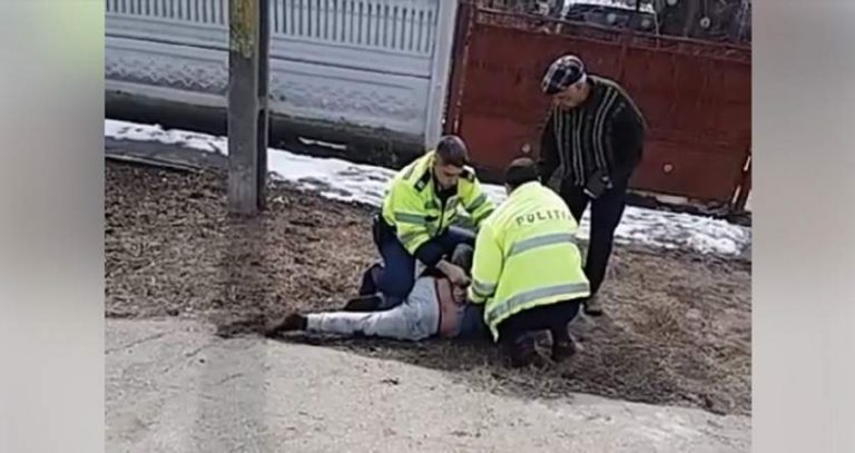 Se întâmplă în România! Polițiști cercetați disciplinar după ce au oprit un bărbat care-și bătea nevasta