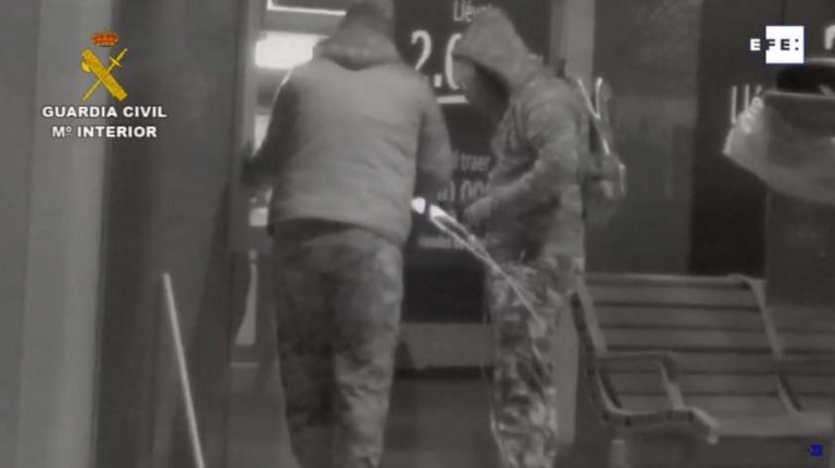 Români filmaţi cum aruncă în aer bancomate din Spania