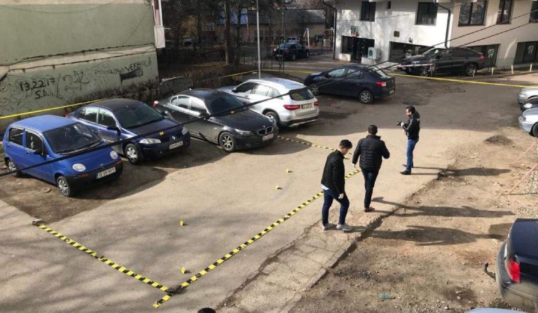 Jaf ca în filme în România! Trei hoți cu cagule au urmărit un afacerist și i-au furat 100.000 de euro