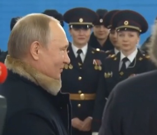 (VIDEO) Ipostază rară a liderului de la Kremlin.  Putin, sentimental și emoționat de 8 Martie!
