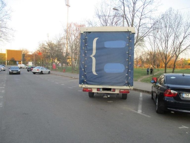 Timișorenii sesizează: mașinile de marfă ocupă ilegal locurile de parcare. FOTO