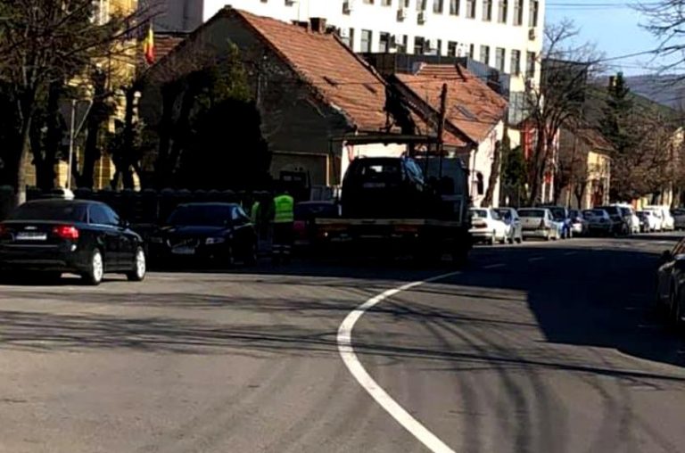 Maşini ridicate din parcare şi mutate pe cealaltă parte a drumului în Cluj! Motivul?