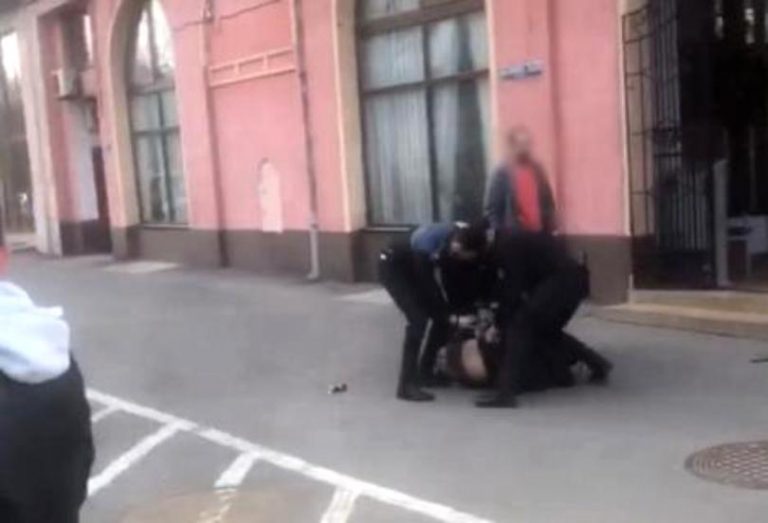 Un fost deținut din Oradea l-a recunoscut pe stradă pe gardianul de la închisoare și l-a atacat! VIDEO
