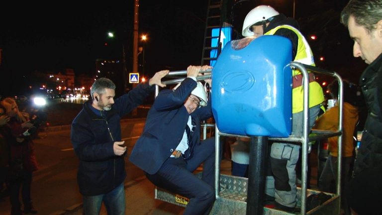 A început campania de tăiere a cablurilor din Timișoara. Primarul nu a ratat momentul FOTO-VIDEO
