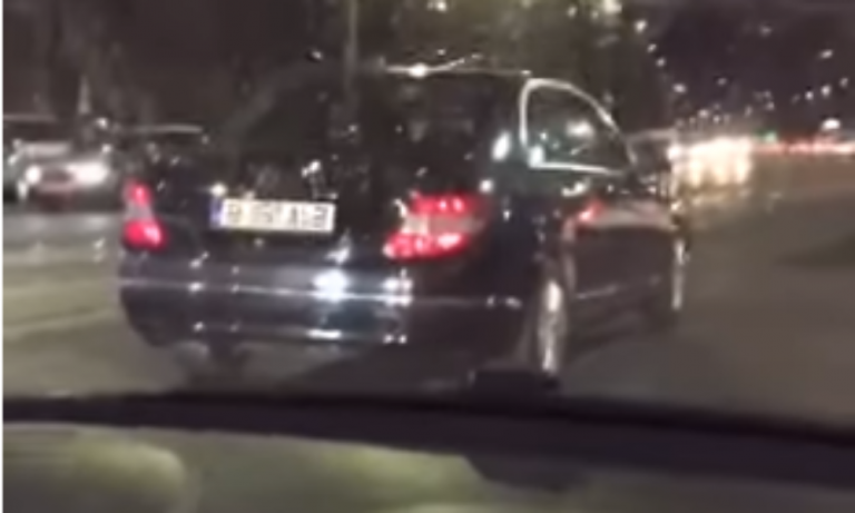 Bătaie cu silicoanele la vedere între două șoferițe! Imagini incredibile în trafic