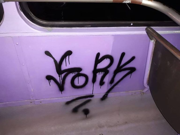 Artă sau vandalism? Tramvaiele Armonia, mâzgălite de impostorii artei urbane