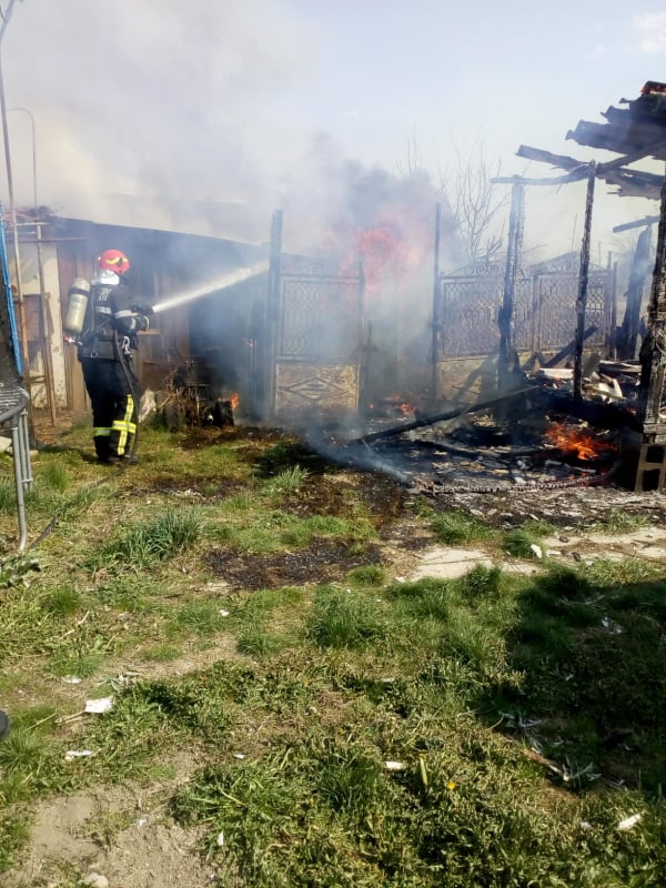 Anexa unei case din Timiș, distrusă de flăcări FOTO