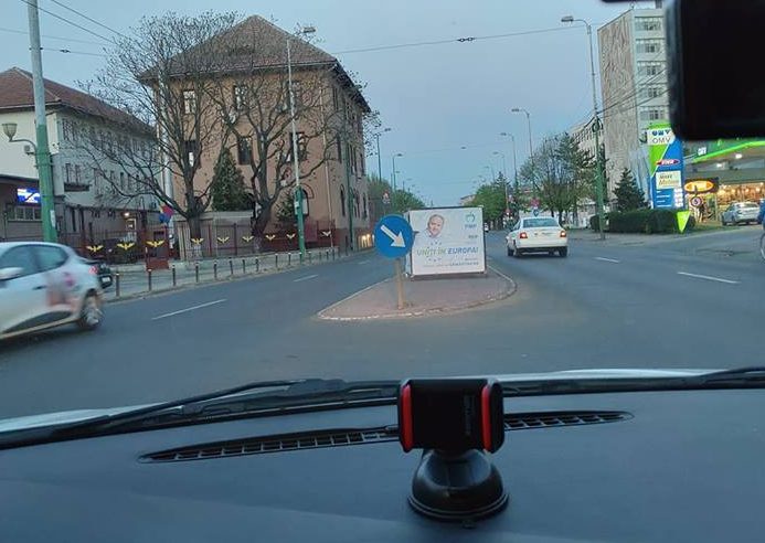 Panourile electorale care încurcă circulația, la Timișoara. Partid obligat să își mute reclama