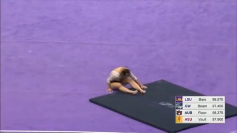 Momentul în care o gimnastă își rupe ambele picioare, în timpul unui concurs. Imagini cu impact emoțional