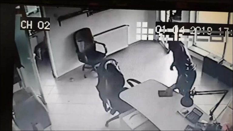 Hoț filmat când fură un portofel plin cu acte și bani, dintr-o firmă, la Arad. VIDEO