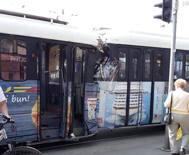 Pana de curent a făcut ca un tramvai să pornească fără vatman, la Timișoara. A lovit doua mașini și o altă garnitură