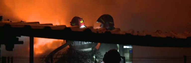 Clădiri distruse și zeci de persoane evacuate după un incendiu la Timișoara