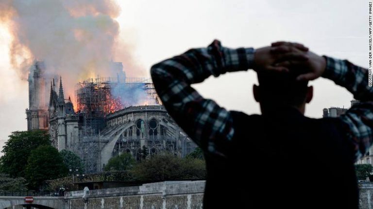 UPDATE | Incendiu devastator la catedrala Notre-Dame din Paris. Acoperișul s-a prăbușit! FOTO și VIDEO