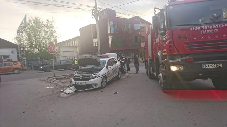 Accident spectaculos în vestul țării. O mașină de poliție implicată FOTO