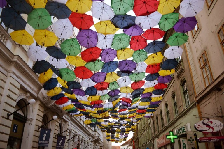 Sute de umbreluțe colorează și în 2019 Timișoara. Când apar pe Alba Iulia