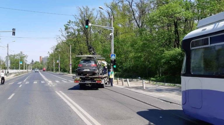 Peste 1.000 de șoferi au parcat ilegal în Timișoara, luna aceasta. Cei mai mulți au blocat circulația tramvaielor