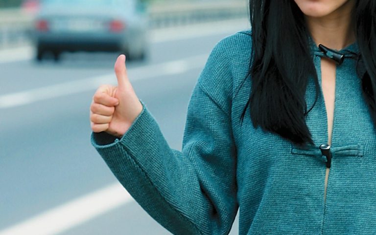 Coșmarul unei adolescente care făcea autostopul. Ce a pățit după ce s-a urcat într-o mașină
