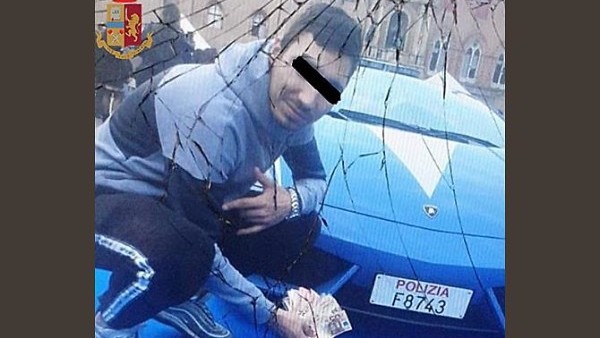 Român arestat în Italia după ce și-a făcut un selfie cu mașina Poliției. Ce l-a dat de gol