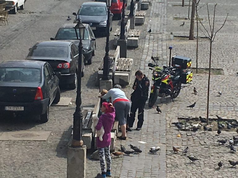 VIDEO. Intervenție urgentă cu motocicleta SMURD, în Piața Traian, după ce unei femei i s-a făcut rău