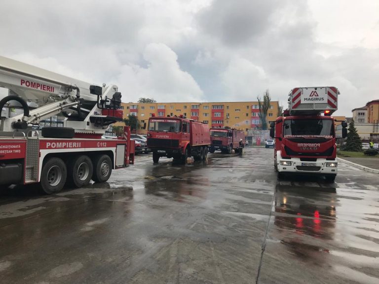 UPDATE. Focul a fost lichidat! Peste 400 de oameni evacuați, după un incendiu izbucnit la fabrica de volane din Timișoara FOTO