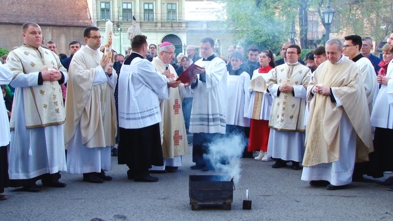 (FOTO-VIDEO) Credincioșii romano-catolici au primit vestea minunată a Învierii